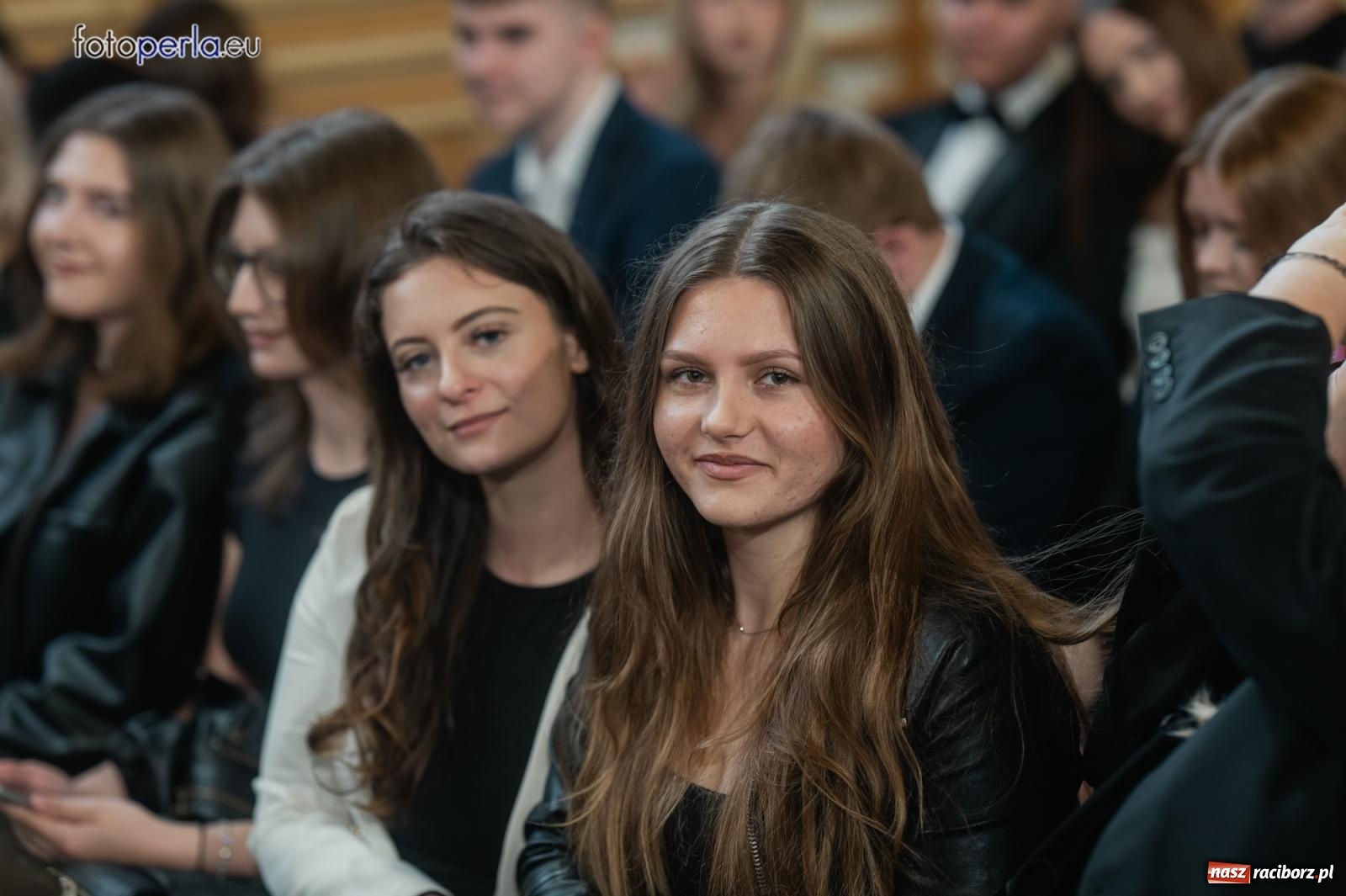 Zdjęcie w galerii na portalu naszraciborz.pl: II LO żegna swoich maturzystów. Są gotowi do podboju świata wiadomości z regionu