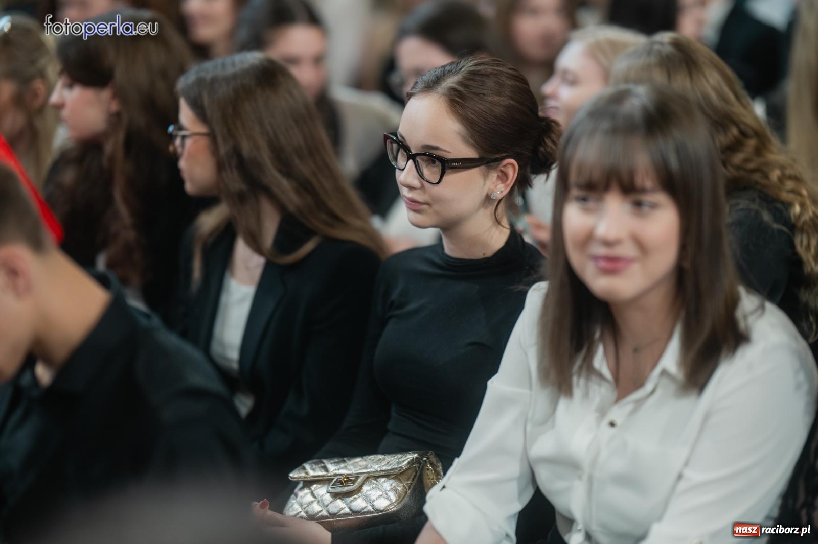 Zdjęcie w galerii na portalu naszraciborz.pl: II LO żegna swoich maturzystów. Są gotowi do podboju świata wiadomości z regionu
