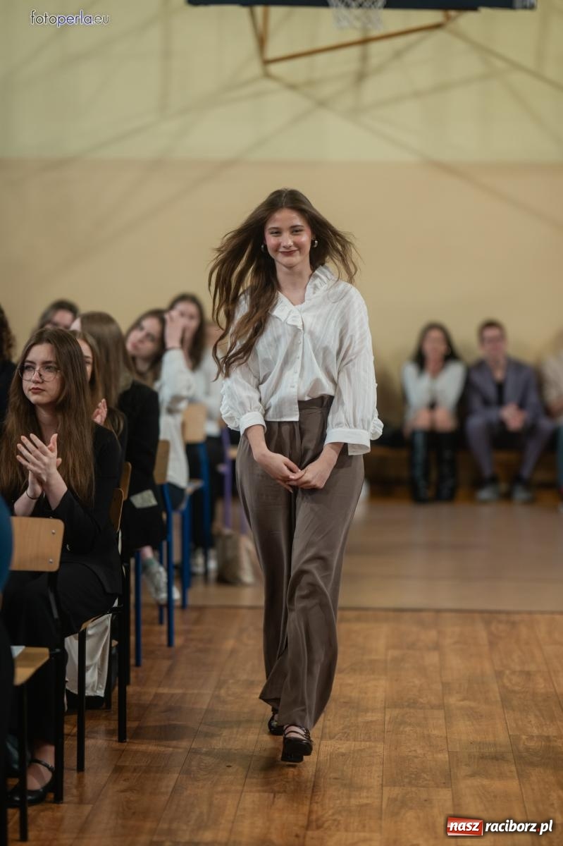 Zdjęcie w galerii na portalu naszraciborz.pl: II LO żegna swoich maturzystów. Są gotowi do podboju świata wiadomości z regionu