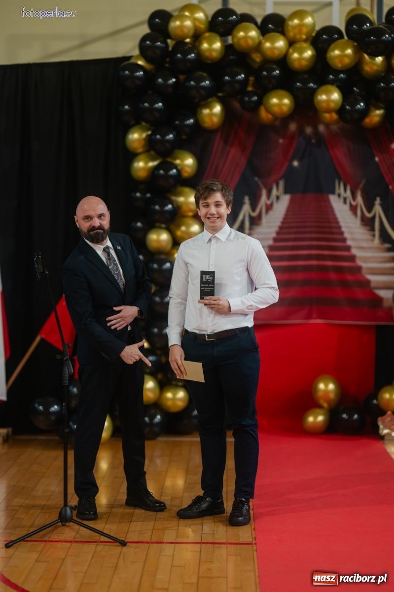 Zdjęcie w galerii na portalu naszraciborz.pl: II LO żegna swoich maturzystów. Są gotowi do podboju świata wiadomości z regionu