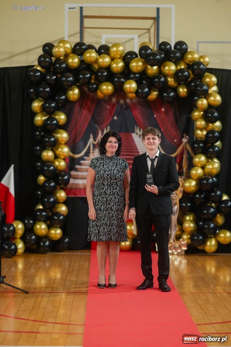 Zdjęcie w galerii na portalu naszraciborz.pl: II LO żegna swoich maturzystów. Są gotowi do podboju świata wiadomości z regionu