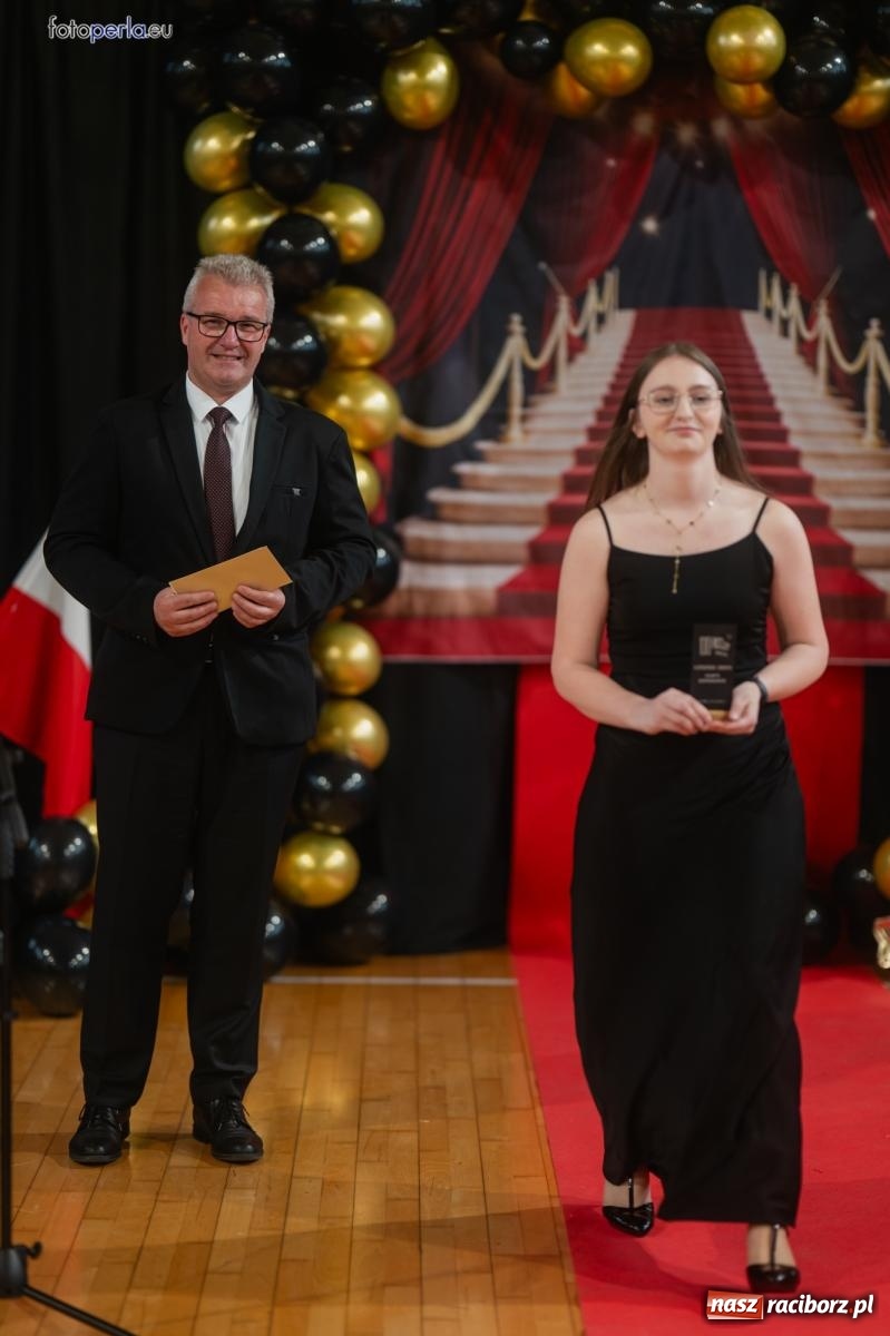 Zdjęcie w galerii na portalu naszraciborz.pl: II LO żegna swoich maturzystów. Są gotowi do podboju świata wiadomości z regionu