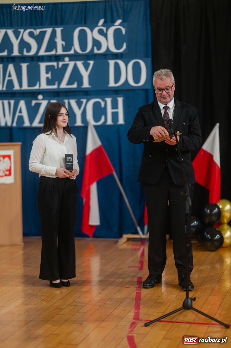 Zdjęcie w galerii na portalu naszraciborz.pl: II LO żegna swoich maturzystów. Są gotowi do podboju świata wiadomości z regionu