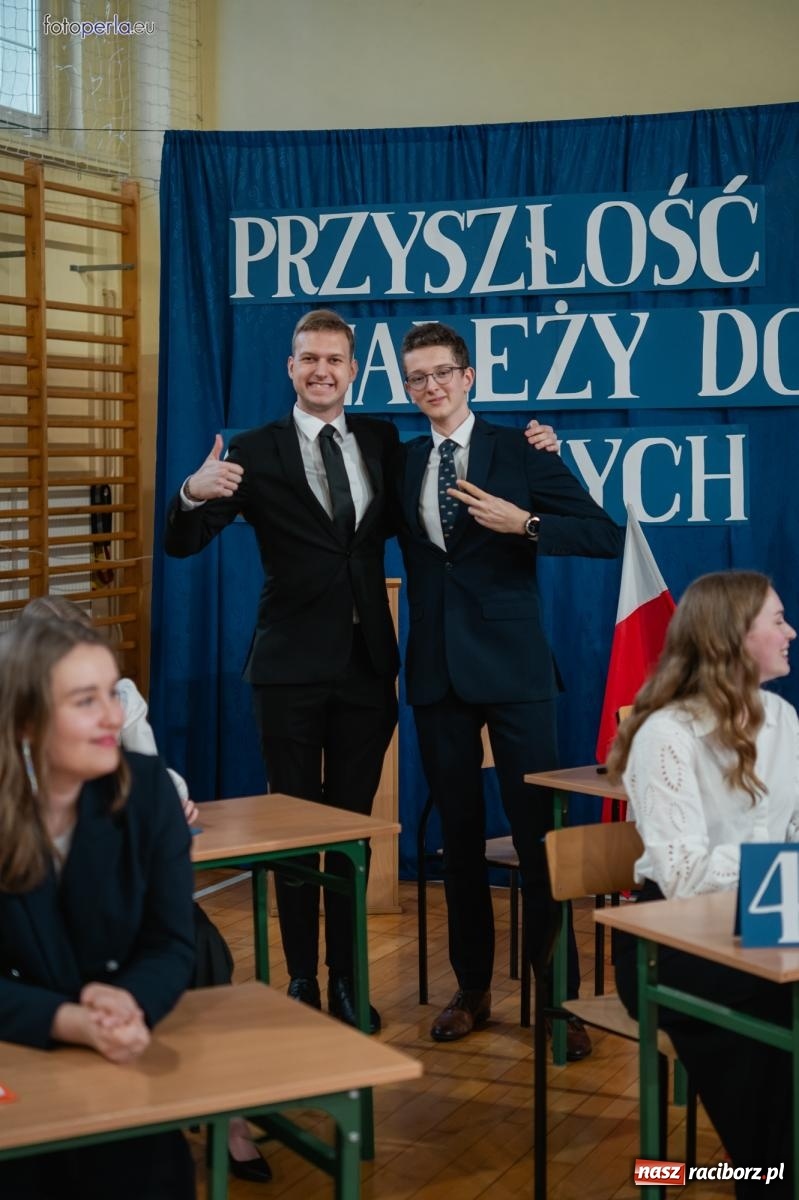 Zdjęcie w galerii na portalu naszraciborz.pl: II LO żegna swoich maturzystów. Są gotowi do podboju świata wiadomości z regionu