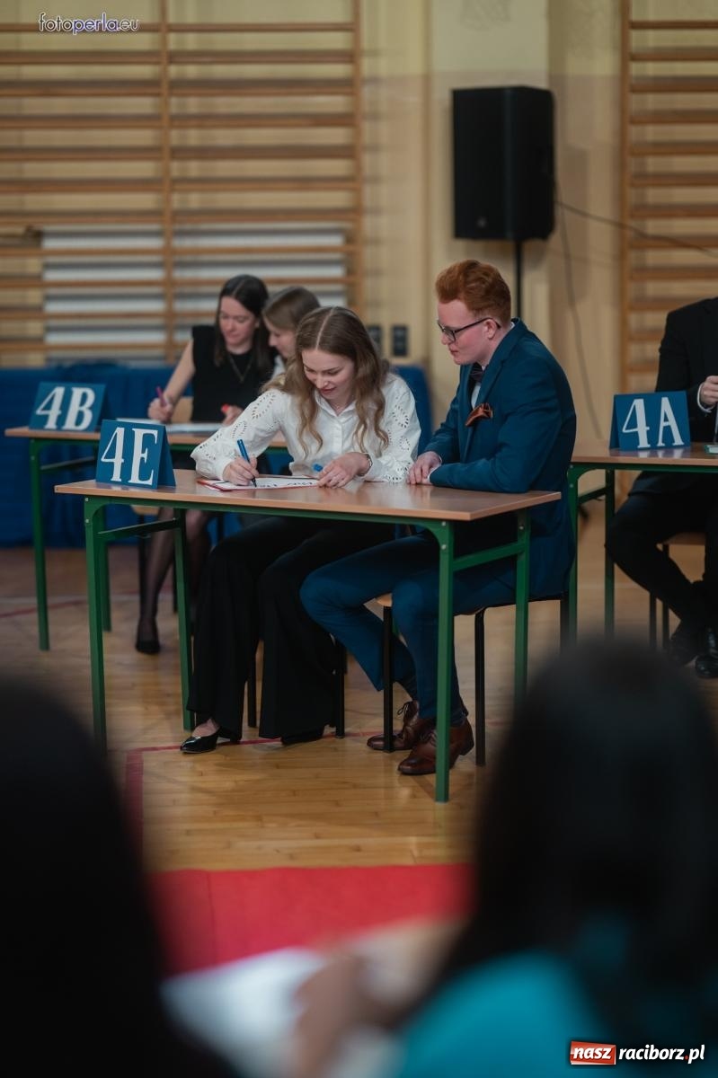 Zdjęcie w galerii na portalu naszraciborz.pl: II LO żegna swoich maturzystów. Są gotowi do podboju świata wiadomości z regionu