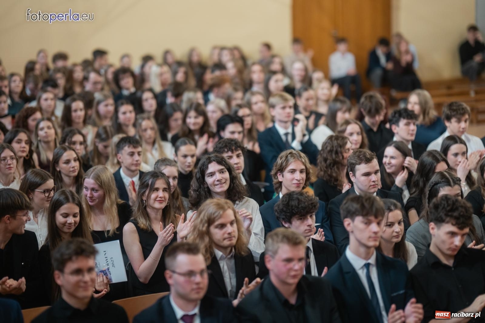 Zdjęcie w galerii na portalu naszraciborz.pl: II LO żegna swoich maturzystów. Są gotowi do podboju świata wiadomości z regionu