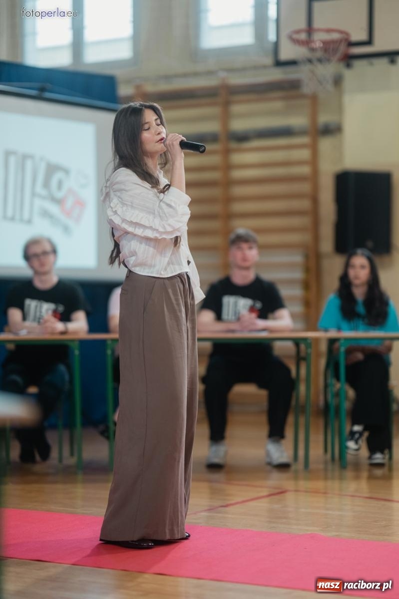 Zdjęcie w galerii na portalu naszraciborz.pl: II LO żegna swoich maturzystów. Są gotowi do podboju świata wiadomości z regionu