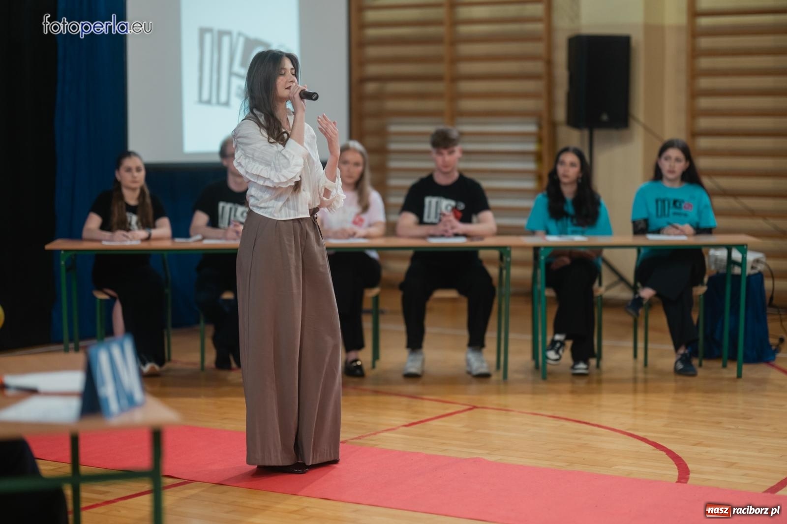 Zdjęcie w galerii na portalu naszraciborz.pl: II LO żegna swoich maturzystów. Są gotowi do podboju świata wiadomości z regionu