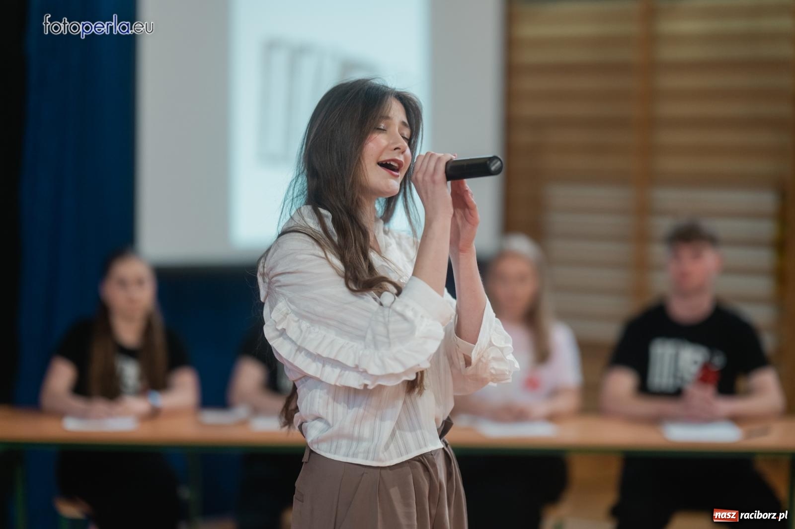 Zdjęcie w galerii na portalu naszraciborz.pl: II LO żegna swoich maturzystów. Są gotowi do podboju świata wiadomości z regionu