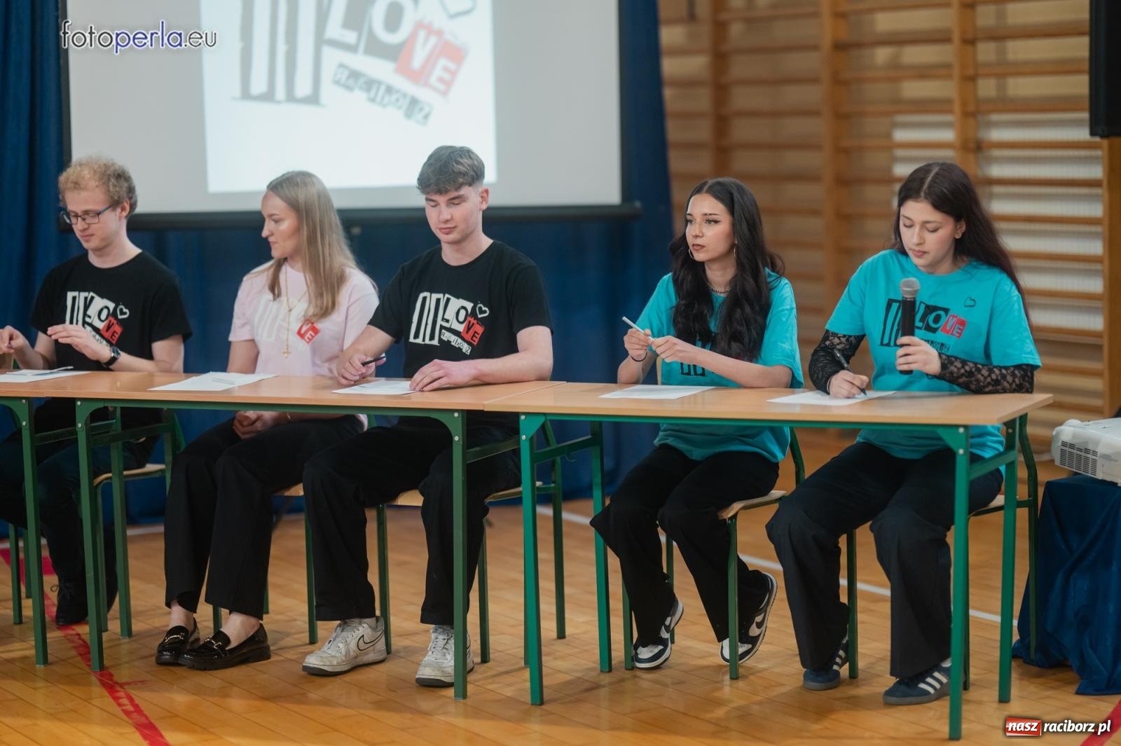 Zdjęcie w galerii na portalu naszraciborz.pl: II LO żegna swoich maturzystów. Są gotowi do podboju świata wiadomości z regionu