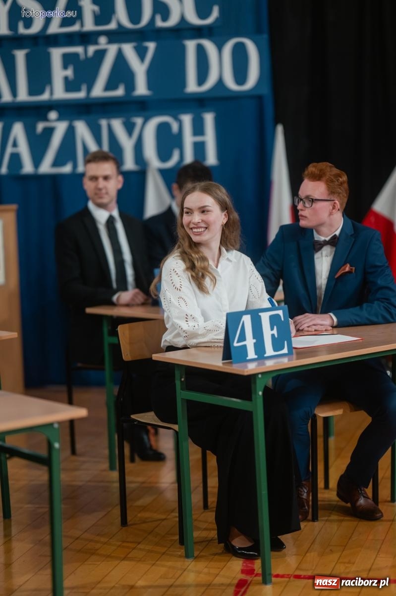 Zdjęcie w galerii na portalu naszraciborz.pl: II LO żegna swoich maturzystów. Są gotowi do podboju świata wiadomości z regionu