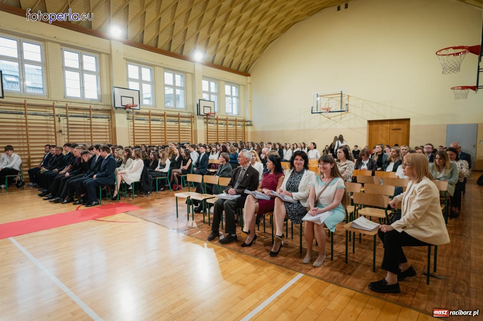 Zdjęcie w galerii na portalu naszraciborz.pl: II LO żegna swoich maturzystów. Są gotowi do podboju świata wiadomości z regionu