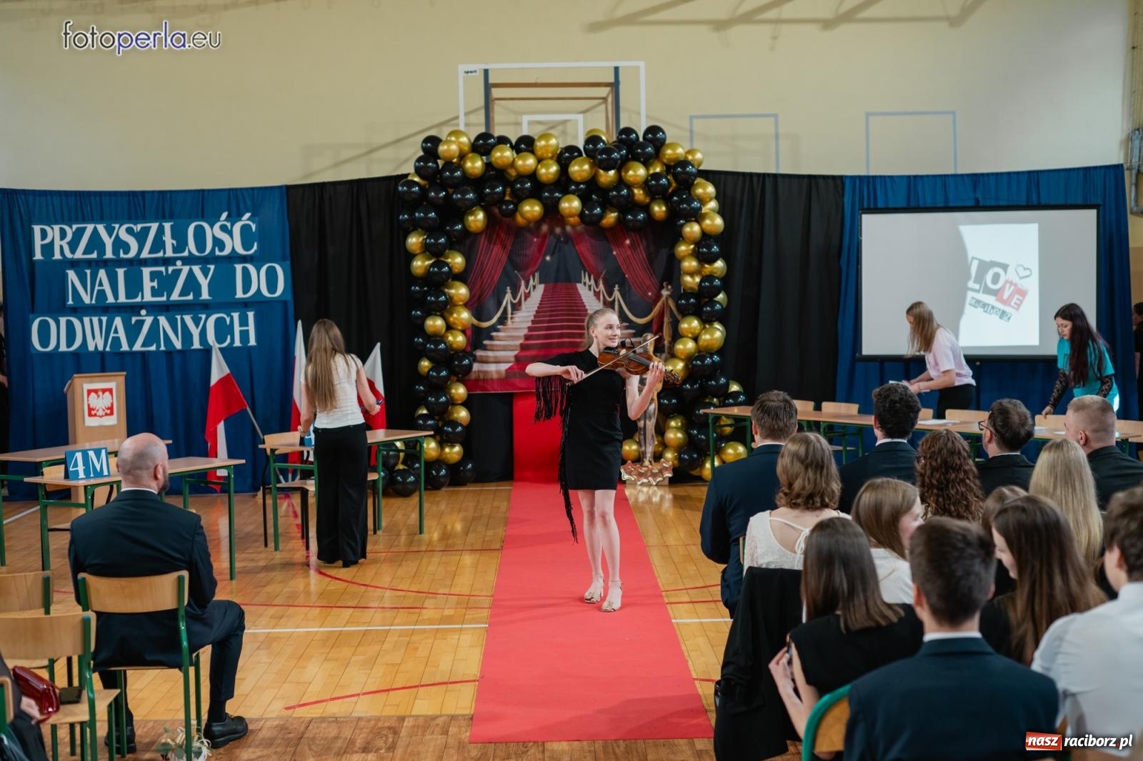 Zdjęcie w galerii na portalu naszraciborz.pl: II LO żegna swoich maturzystów. Są gotowi do podboju świata wiadomości z regionu