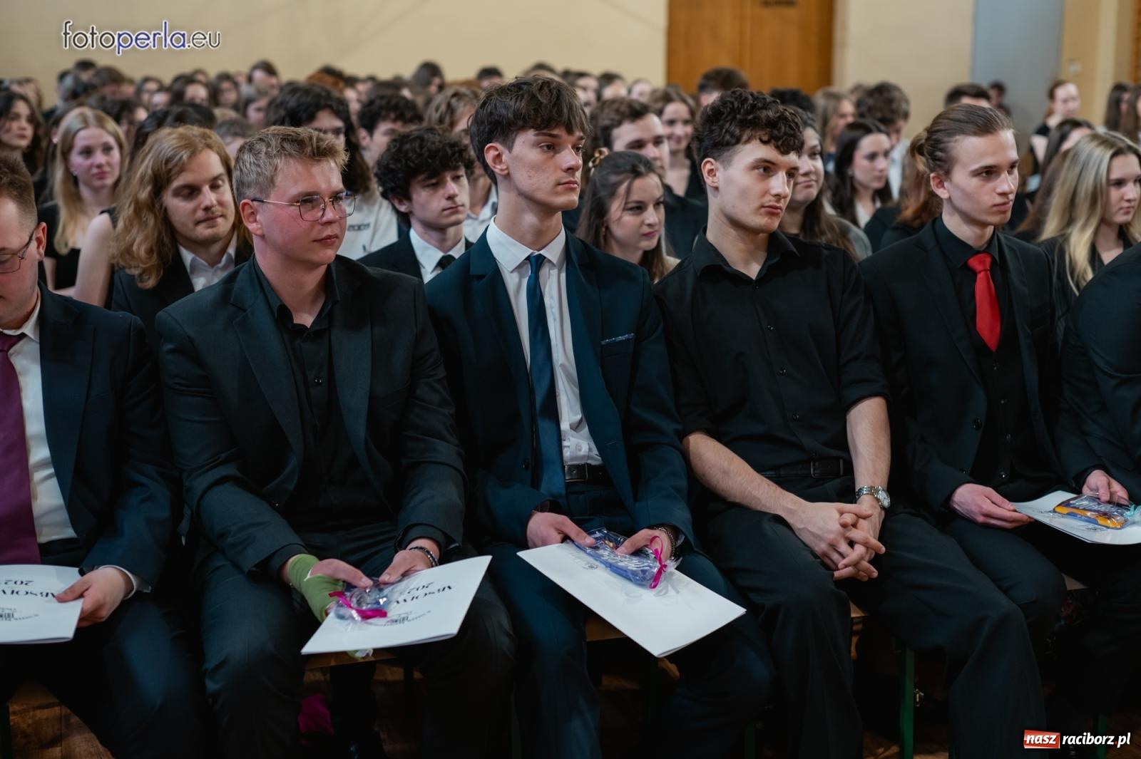 Zdjęcie w galerii na portalu naszraciborz.pl: II LO żegna swoich maturzystów. Są gotowi do podboju świata wiadomości z regionu