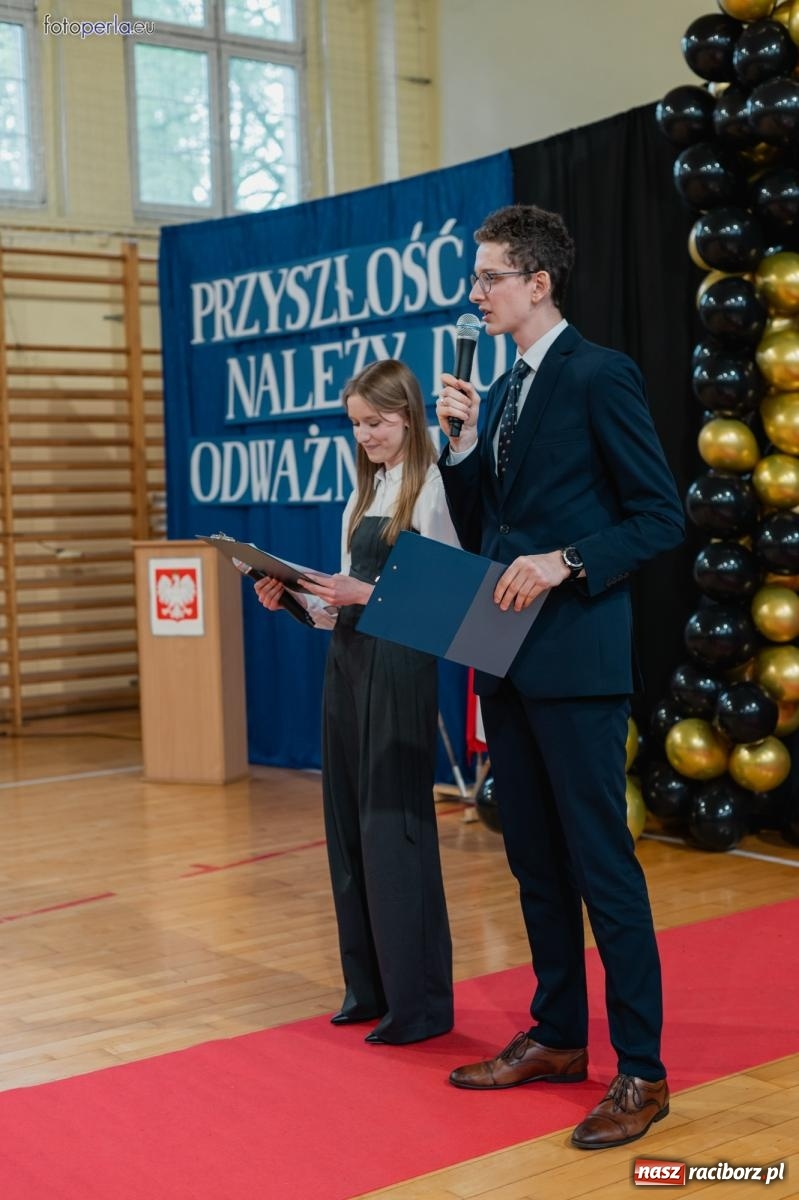 Zdjęcie w galerii na portalu naszraciborz.pl: II LO żegna swoich maturzystów. Są gotowi do podboju świata wiadomości z regionu