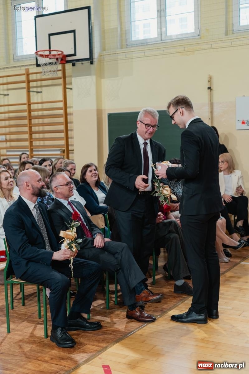 Zdjęcie w galerii na portalu naszraciborz.pl: II LO żegna swoich maturzystów. Są gotowi do podboju świata wiadomości z regionu