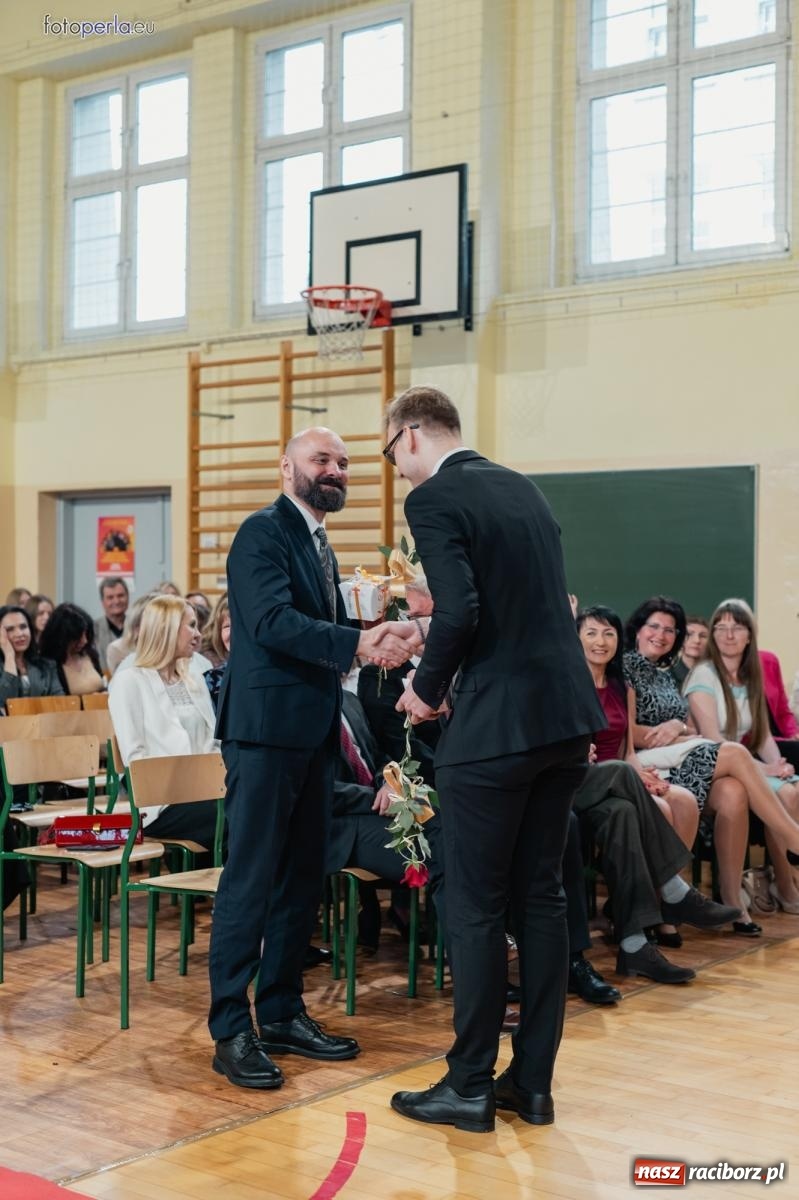 Zdjęcie w galerii na portalu naszraciborz.pl: II LO żegna swoich maturzystów. Są gotowi do podboju świata wiadomości z regionu