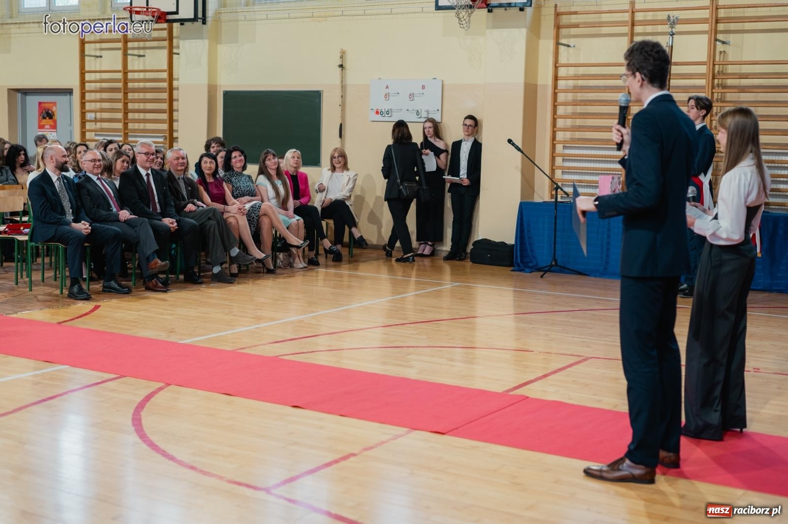 Zdjęcie w galerii na portalu naszraciborz.pl: II LO żegna swoich maturzystów. Są gotowi do podboju świata wiadomości z regionu