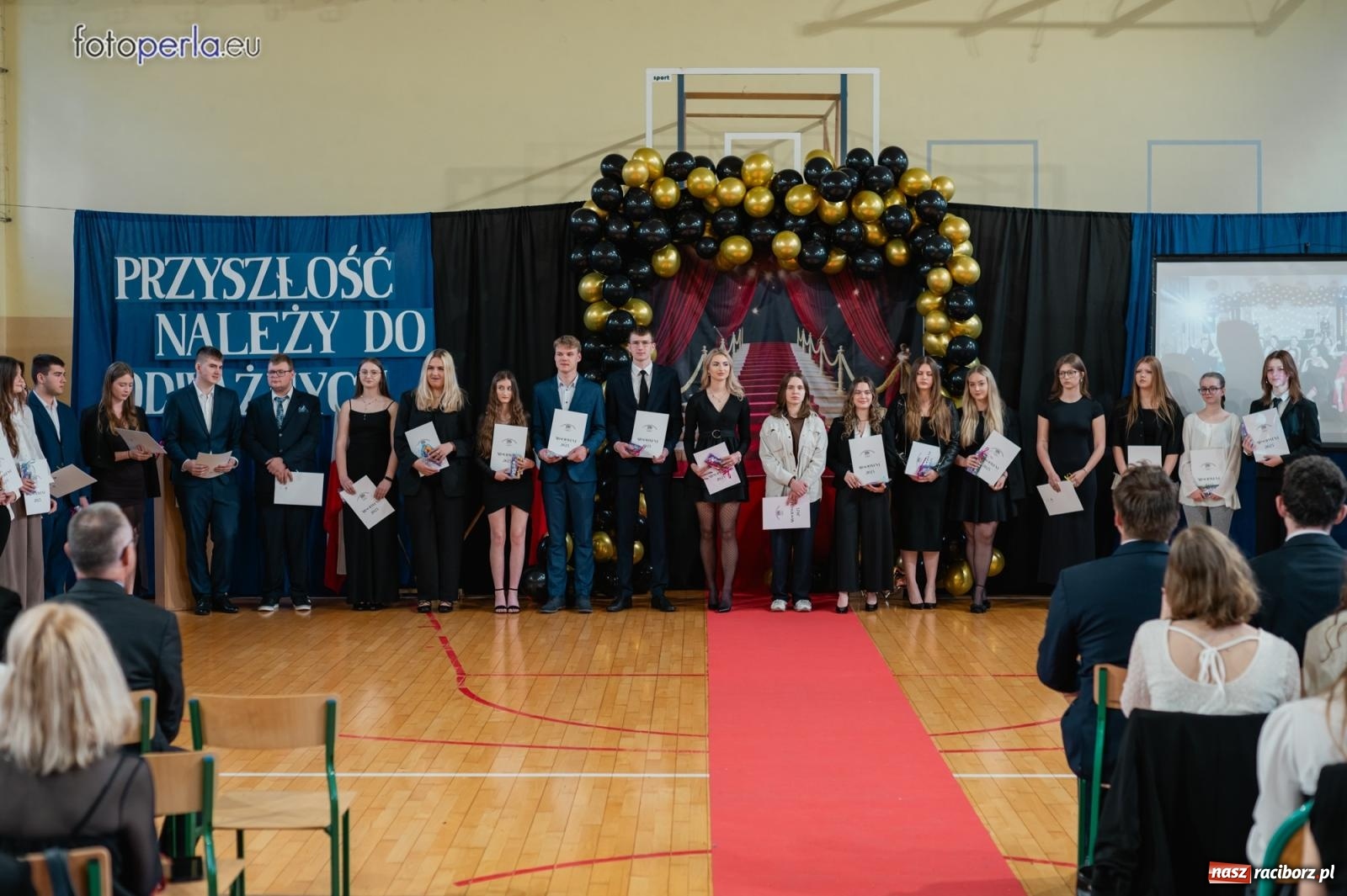 Zdjęcie w galerii na portalu naszraciborz.pl: II LO żegna swoich maturzystów. Są gotowi do podboju świata wiadomości z regionu