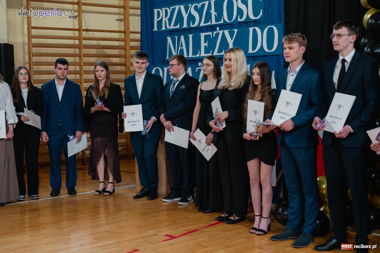 Zdjęcie w galerii na portalu naszraciborz.pl: II LO żegna swoich maturzystów. Są gotowi do podboju świata wiadomości z regionu