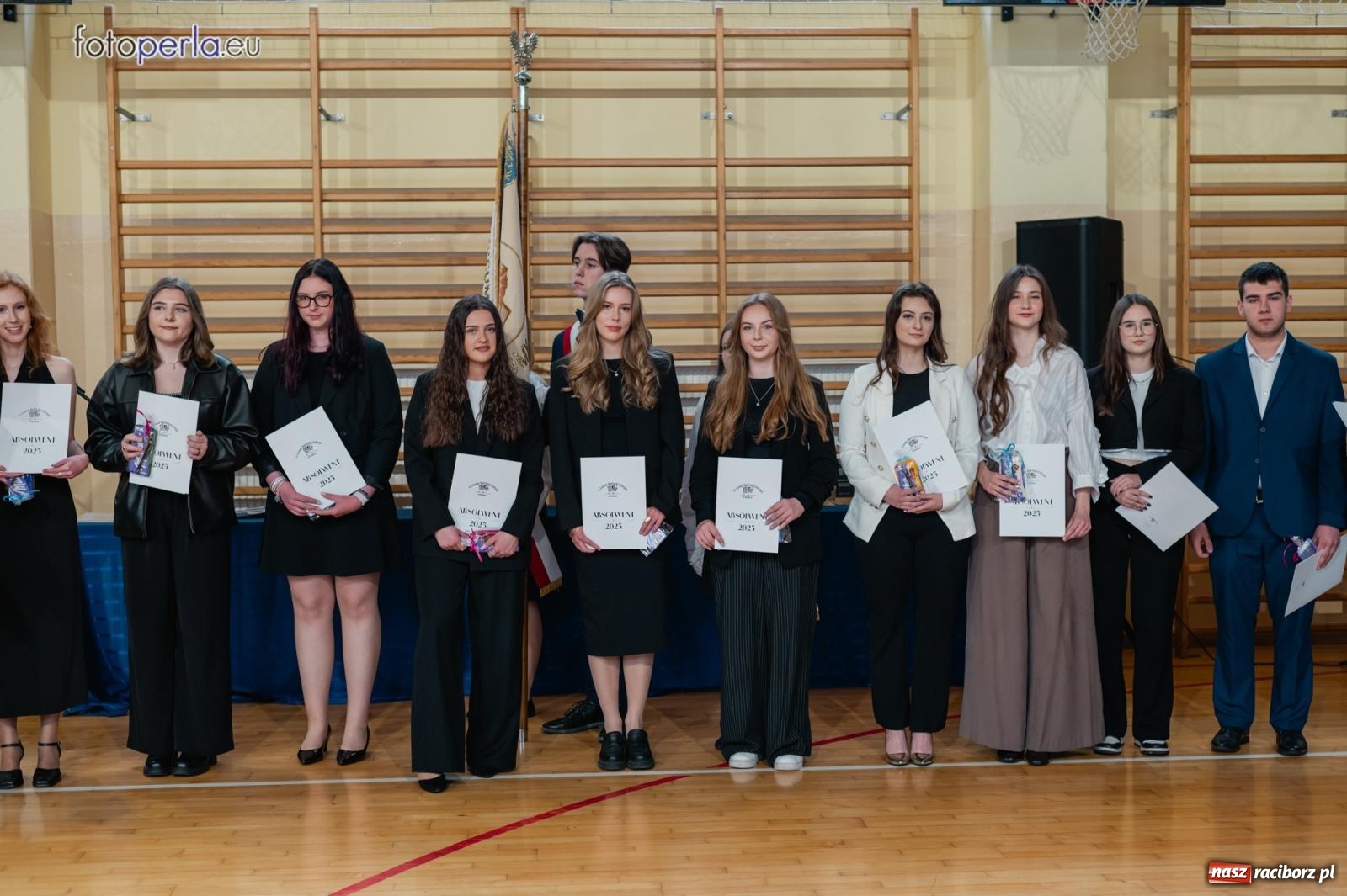 Zdjęcie w galerii na portalu naszraciborz.pl: II LO żegna swoich maturzystów. Są gotowi do podboju świata wiadomości z regionu