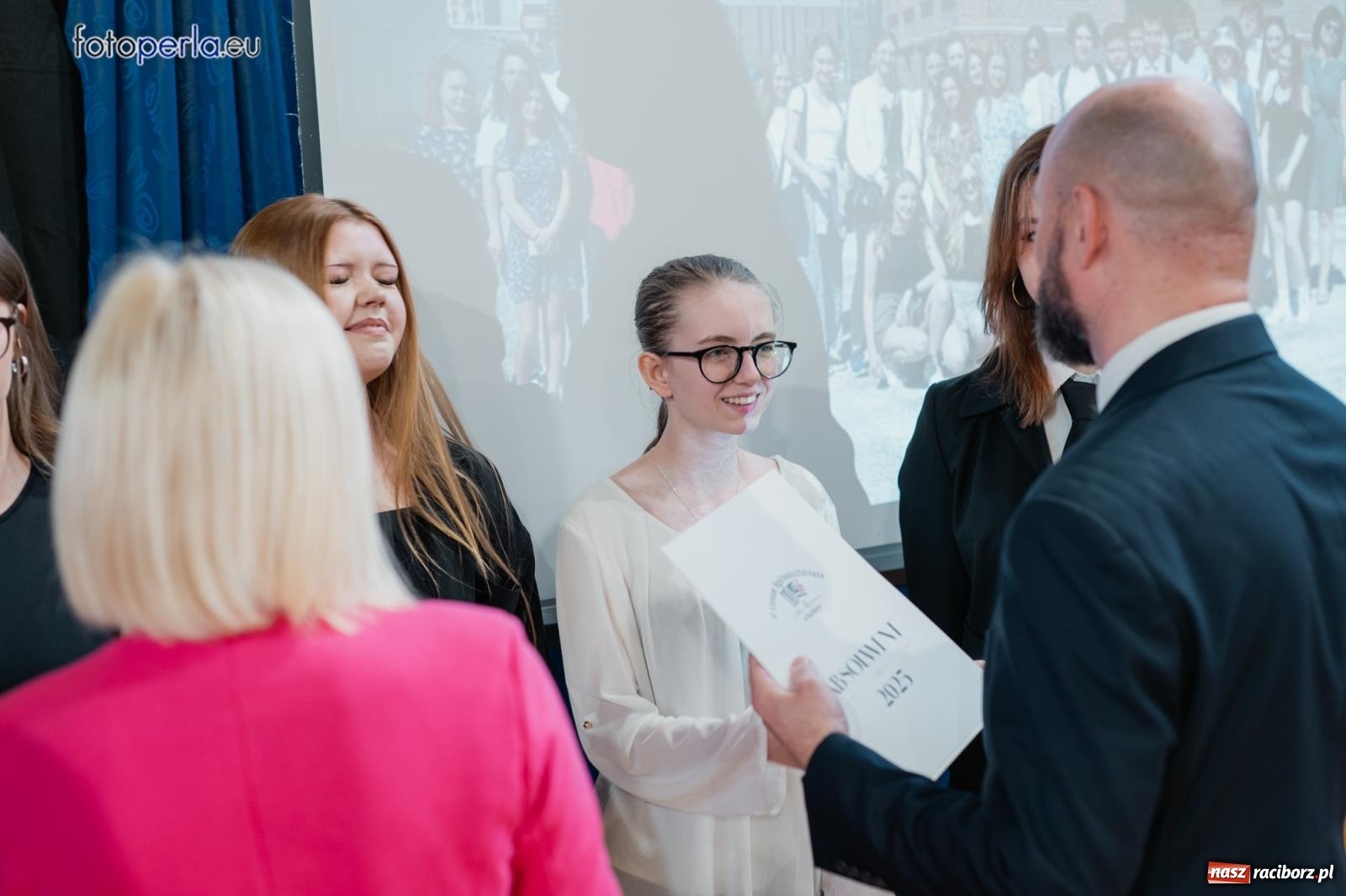 Zdjęcie w galerii na portalu naszraciborz.pl: II LO żegna swoich maturzystów. Są gotowi do podboju świata wiadomości z regionu