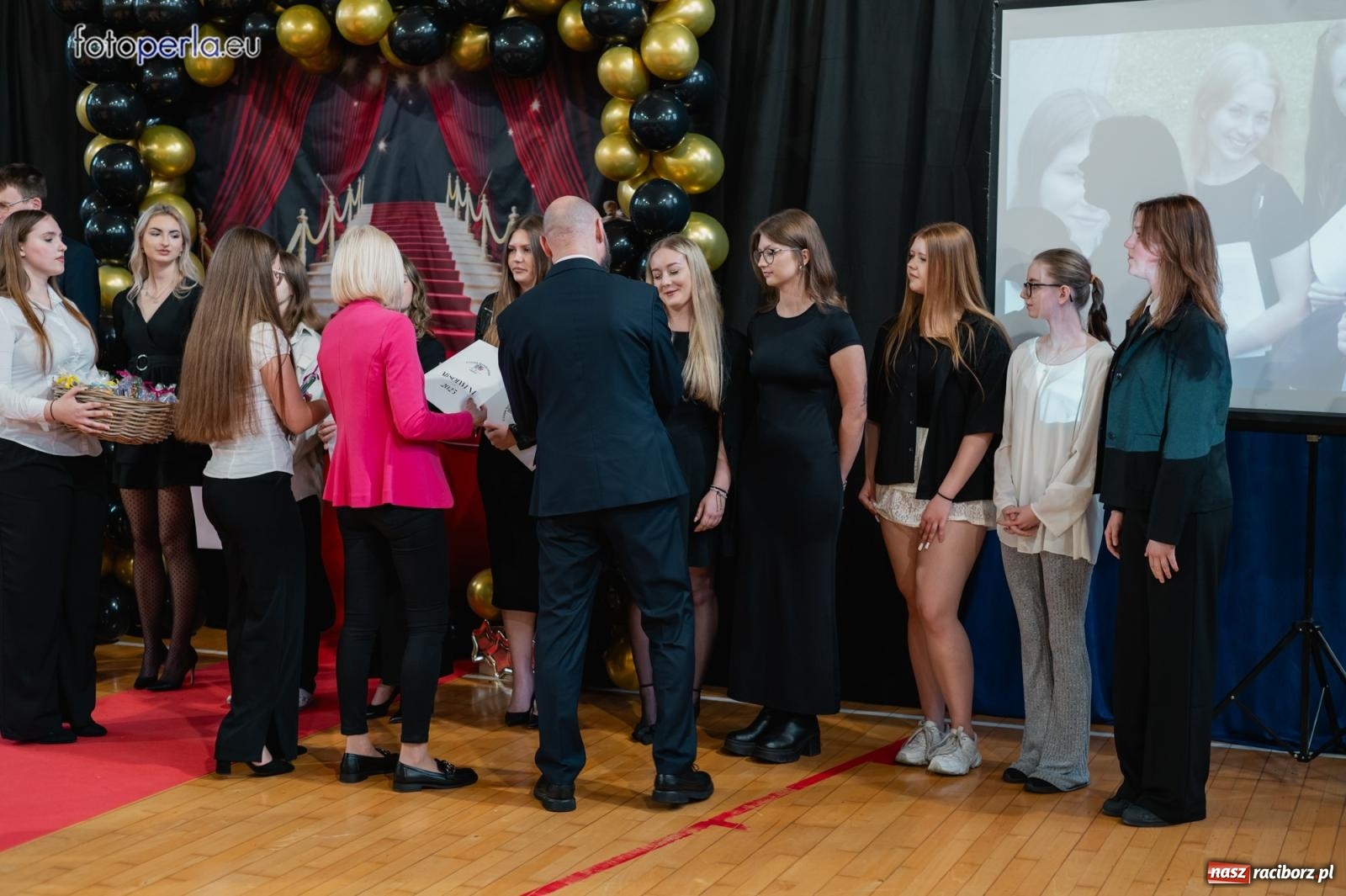 Zdjęcie w galerii na portalu naszraciborz.pl: II LO żegna swoich maturzystów. Są gotowi do podboju świata wiadomości z regionu