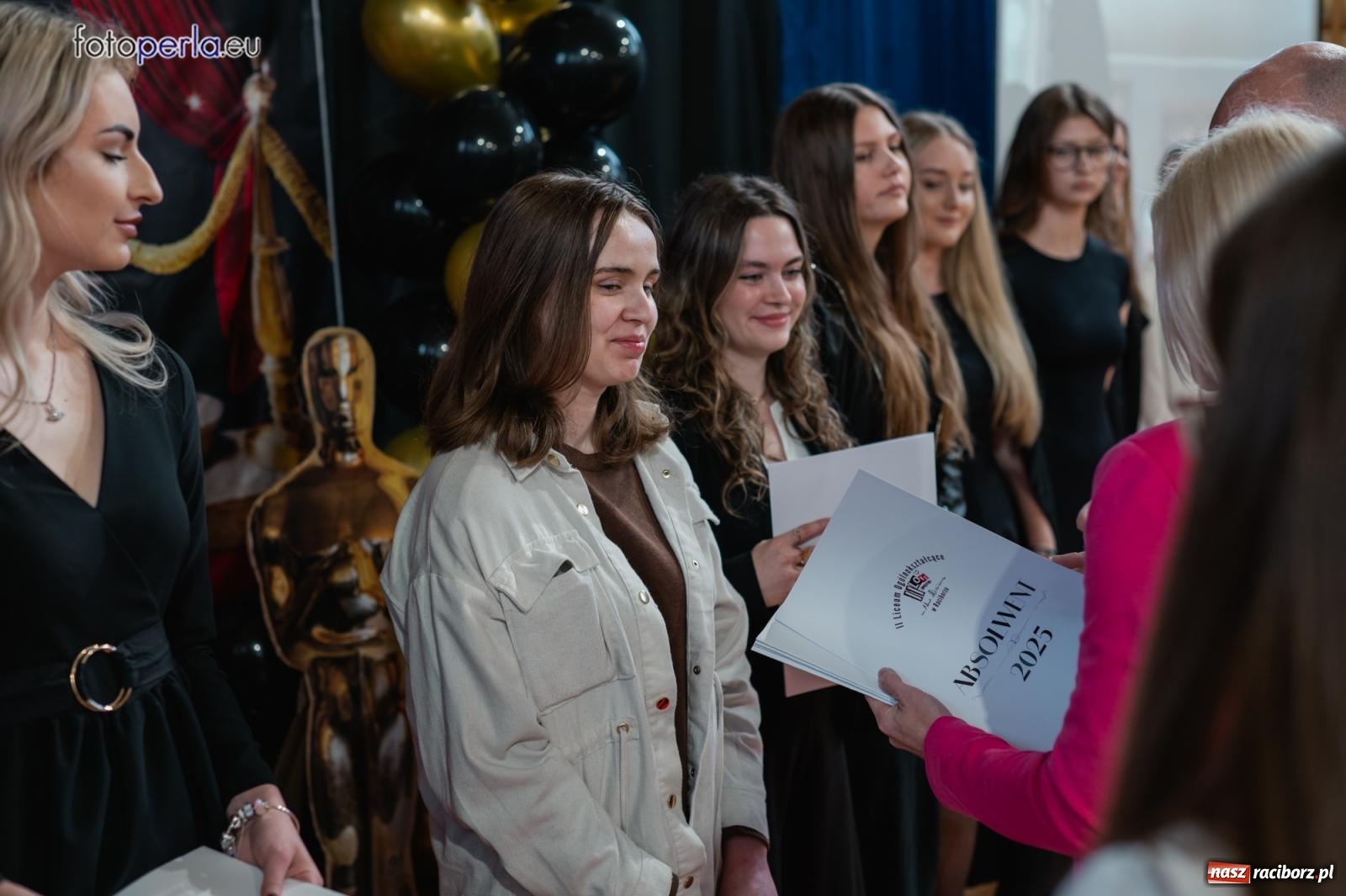 Zdjęcie w galerii na portalu naszraciborz.pl: II LO żegna swoich maturzystów. Są gotowi do podboju świata wiadomości z regionu