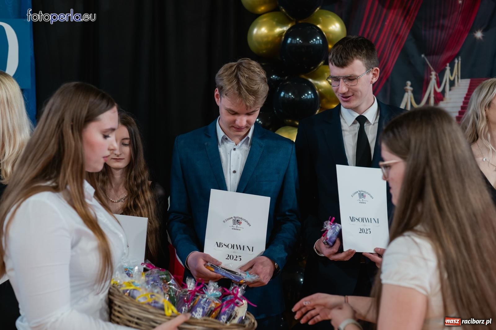 Zdjęcie w galerii na portalu naszraciborz.pl: II LO żegna swoich maturzystów. Są gotowi do podboju świata wiadomości z regionu