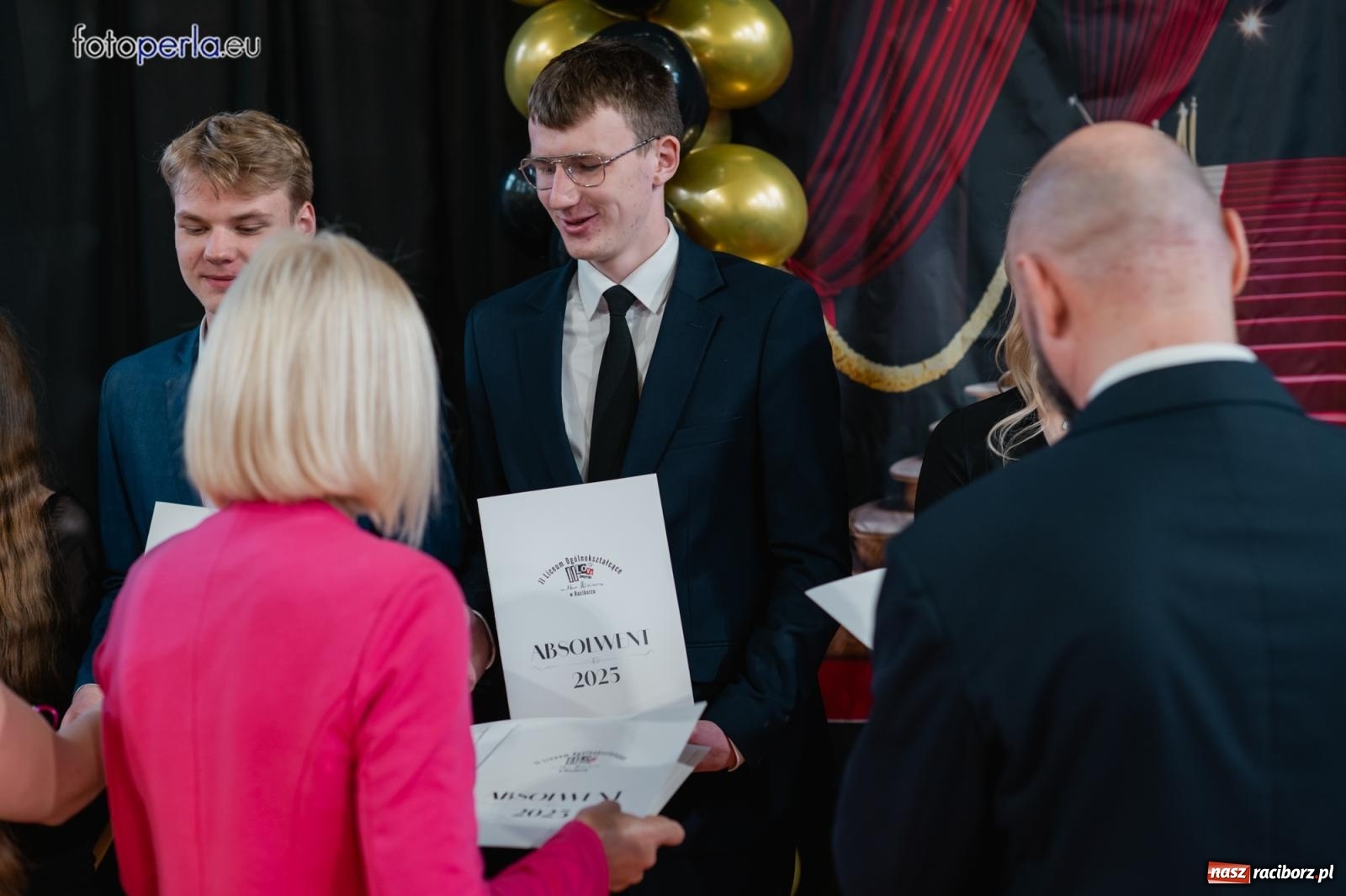 Zdjęcie w galerii na portalu naszraciborz.pl: II LO żegna swoich maturzystów. Są gotowi do podboju świata wiadomości z regionu