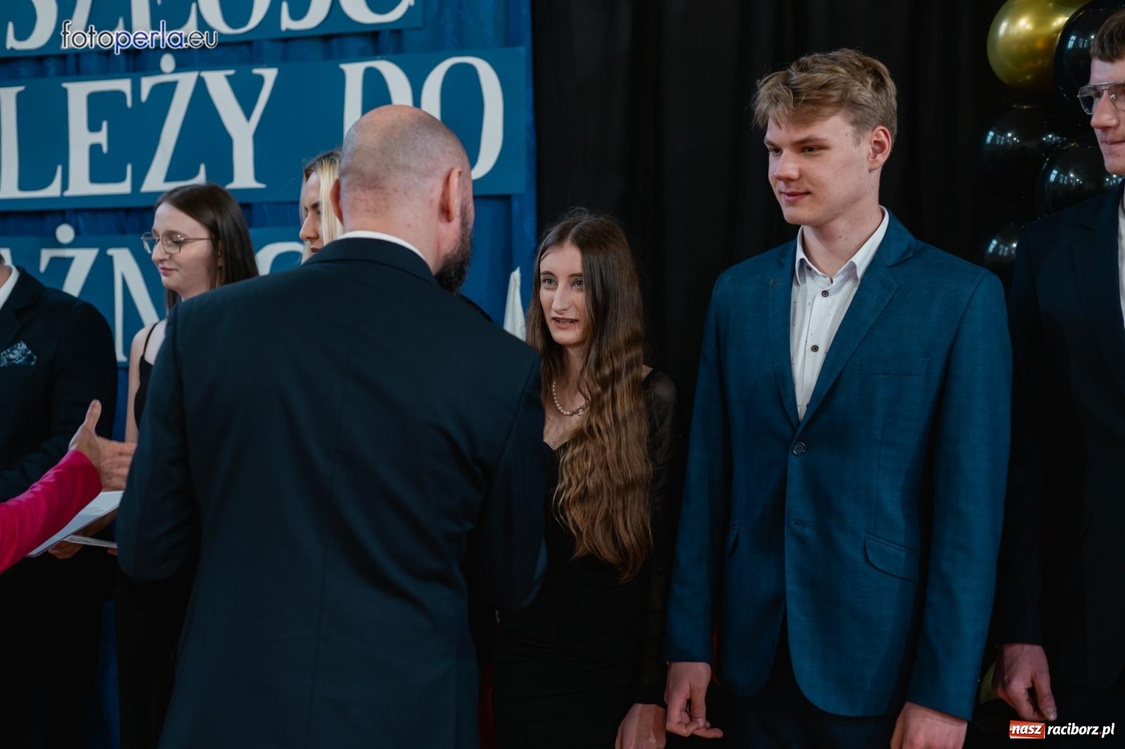 Zdjęcie w galerii na portalu naszraciborz.pl: II LO żegna swoich maturzystów. Są gotowi do podboju świata wiadomości z regionu