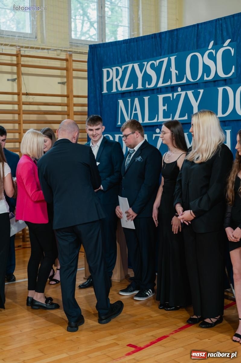 Zdjęcie w galerii na portalu naszraciborz.pl: II LO żegna swoich maturzystów. Są gotowi do podboju świata wiadomości z regionu