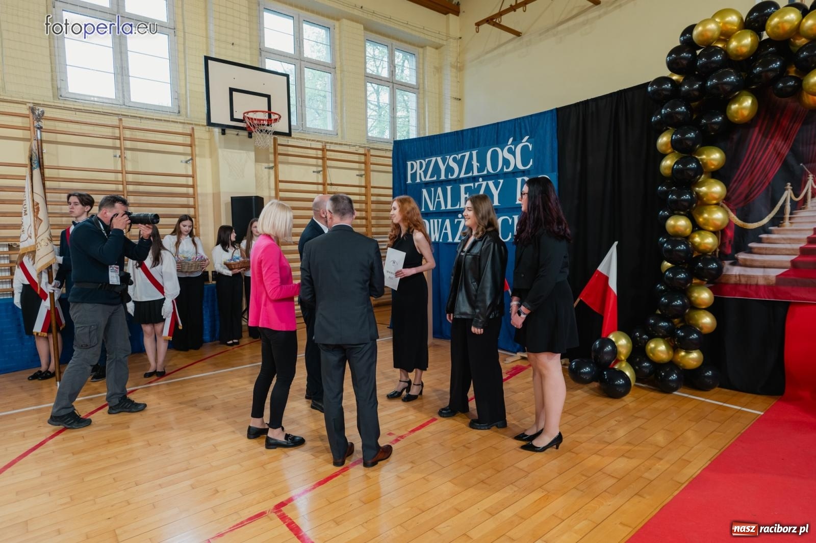 Zdjęcie w galerii na portalu naszraciborz.pl: II LO żegna swoich maturzystów. Są gotowi do podboju świata wiadomości z regionu