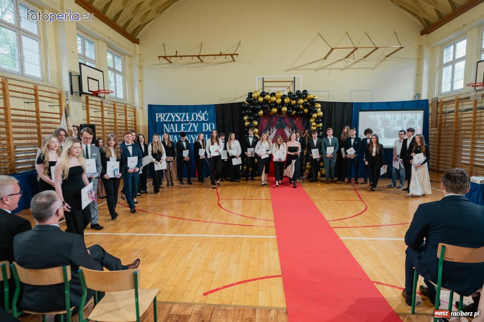 Zdjęcie w galerii na portalu naszraciborz.pl: II LO żegna swoich maturzystów. Są gotowi do podboju świata wiadomości z regionu