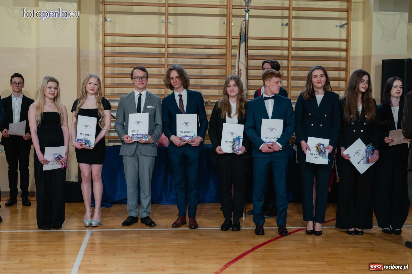 Zdjęcie w galerii na portalu naszraciborz.pl: II LO żegna swoich maturzystów. Są gotowi do podboju świata wiadomości z regionu