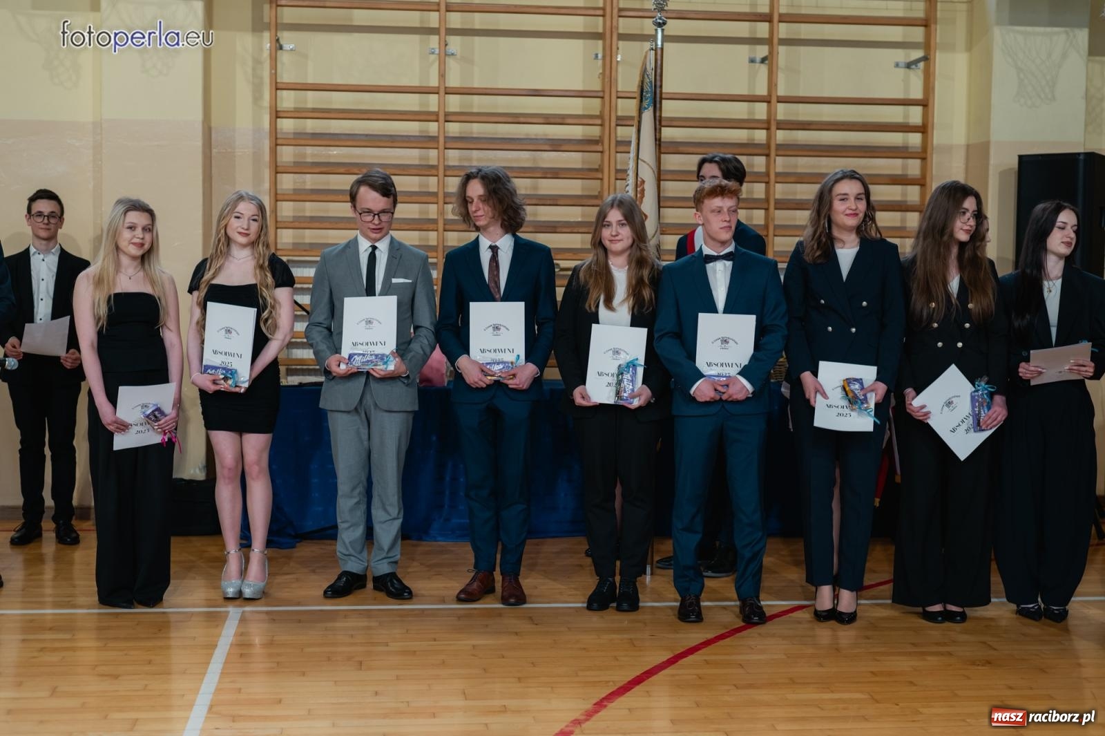 Zdjęcie w galerii na portalu naszraciborz.pl: II LO żegna swoich maturzystów. Są gotowi do podboju świata wiadomości z regionu