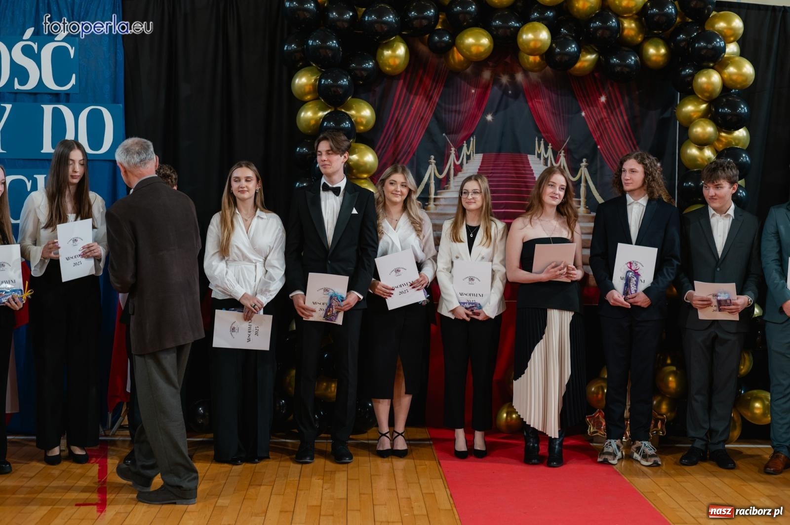 Zdjęcie w galerii na portalu naszraciborz.pl: II LO żegna swoich maturzystów. Są gotowi do podboju świata wiadomości z regionu