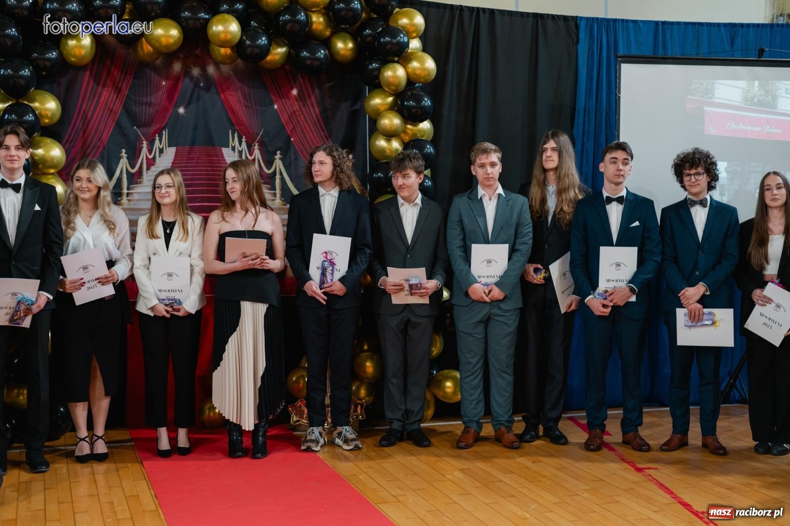 Zdjęcie w galerii na portalu naszraciborz.pl: II LO żegna swoich maturzystów. Są gotowi do podboju świata wiadomości z regionu