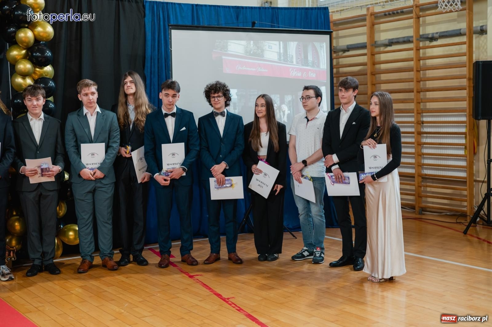 Zdjęcie w galerii na portalu naszraciborz.pl: II LO żegna swoich maturzystów. Są gotowi do podboju świata wiadomości z regionu