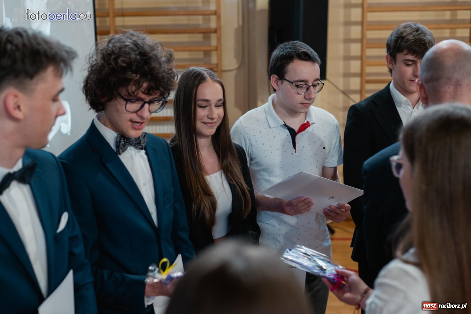 Zdjęcie w galerii na portalu naszraciborz.pl: II LO żegna swoich maturzystów. Są gotowi do podboju świata wiadomości z regionu