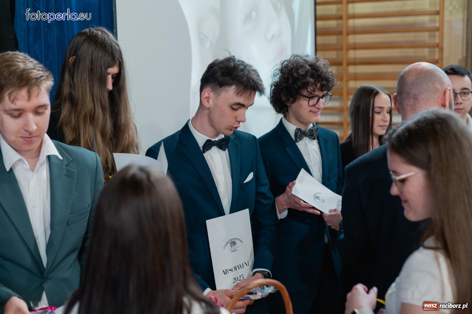 Zdjęcie w galerii na portalu naszraciborz.pl: II LO żegna swoich maturzystów. Są gotowi do podboju świata wiadomości z regionu
