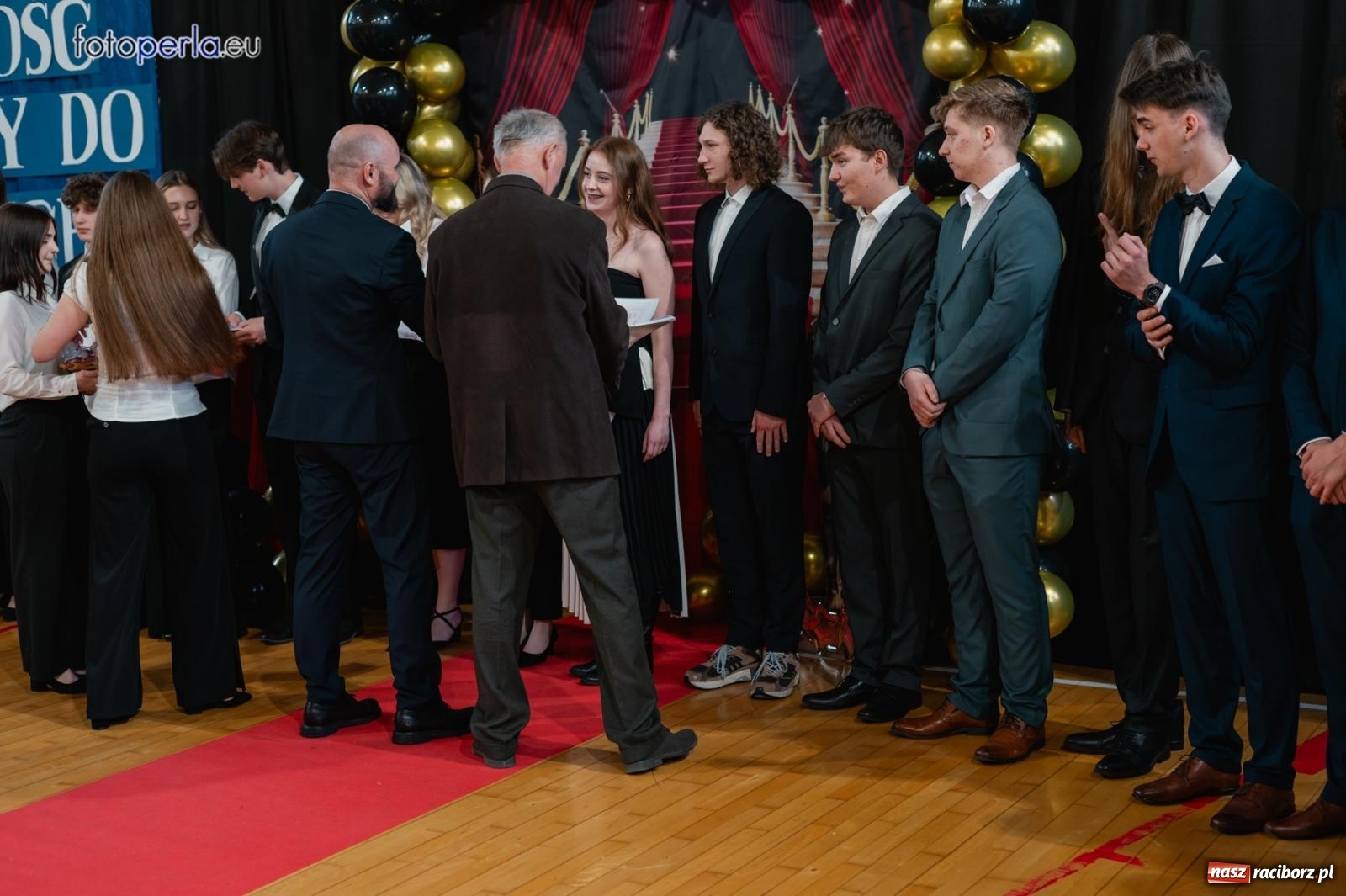 Zdjęcie w galerii na portalu naszraciborz.pl: II LO żegna swoich maturzystów. Są gotowi do podboju świata wiadomości z regionu