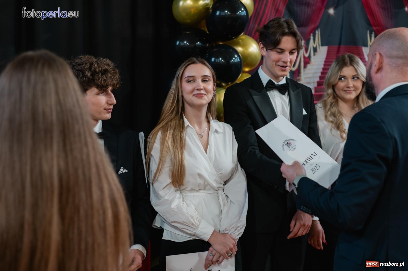 Zdjęcie w galerii na portalu naszraciborz.pl: II LO żegna swoich maturzystów. Są gotowi do podboju świata wiadomości z regionu