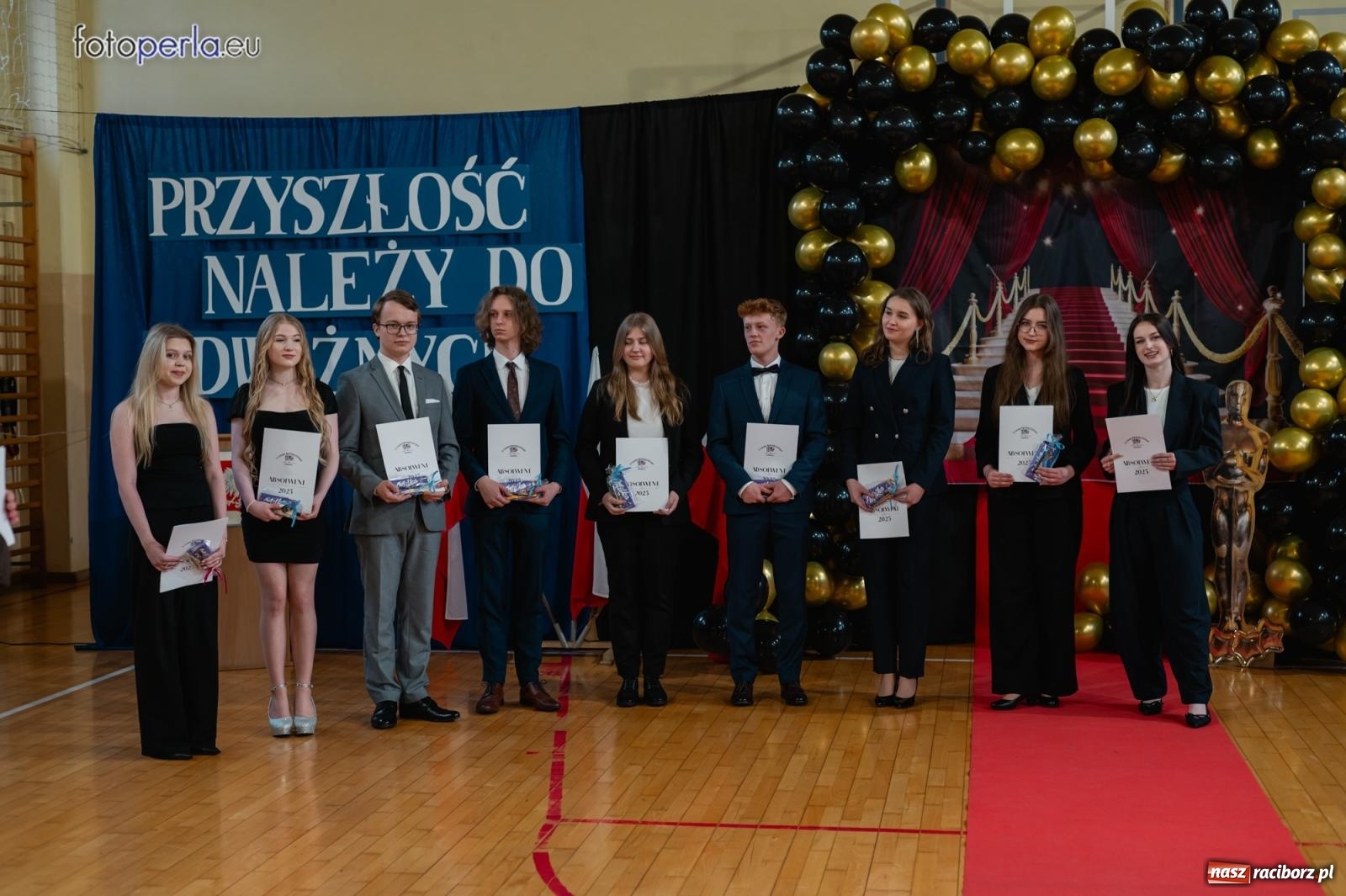 Zdjęcie w galerii na portalu naszraciborz.pl: II LO żegna swoich maturzystów. Są gotowi do podboju świata wiadomości z regionu