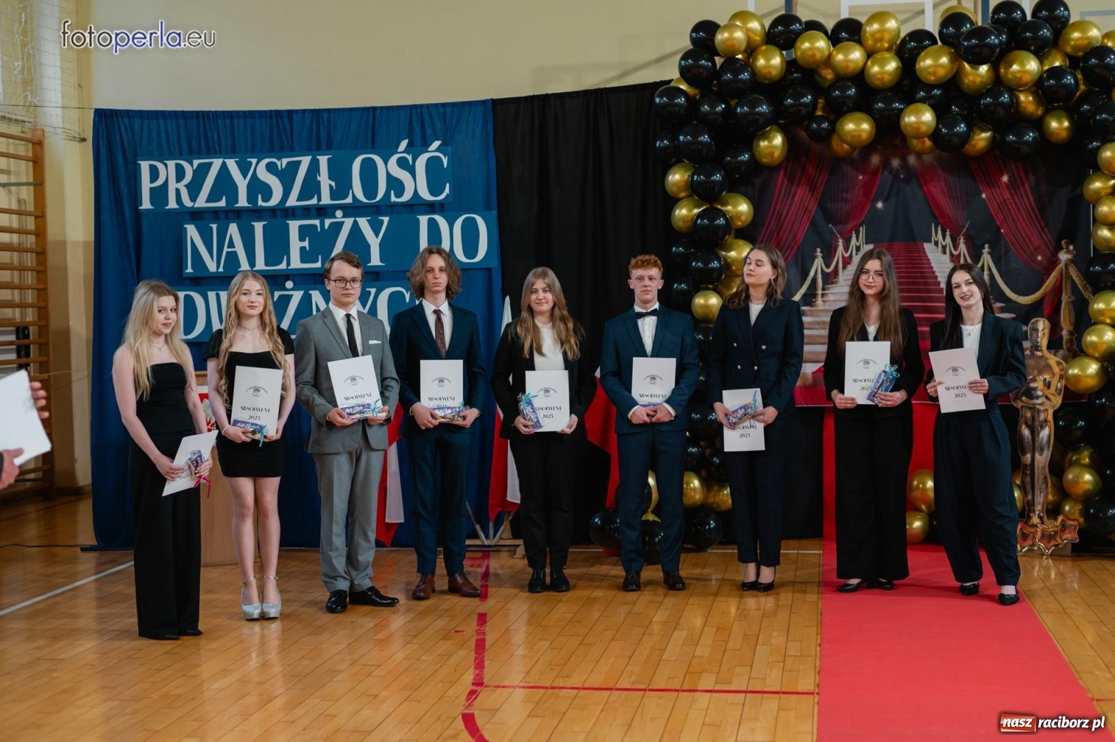 Zdjęcie w galerii na portalu naszraciborz.pl: II LO żegna swoich maturzystów. Są gotowi do podboju świata wiadomości z regionu