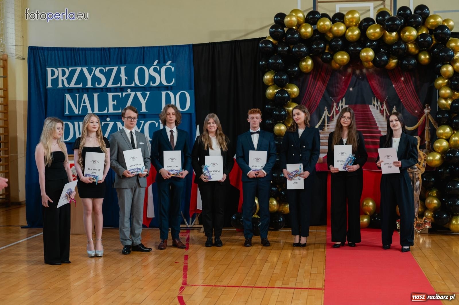 Zdjęcie w galerii na portalu naszraciborz.pl: II LO żegna swoich maturzystów. Są gotowi do podboju świata wiadomości z regionu