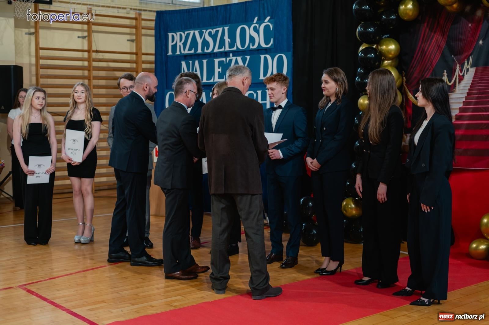 Zdjęcie w galerii na portalu naszraciborz.pl: II LO żegna swoich maturzystów. Są gotowi do podboju świata wiadomości z regionu