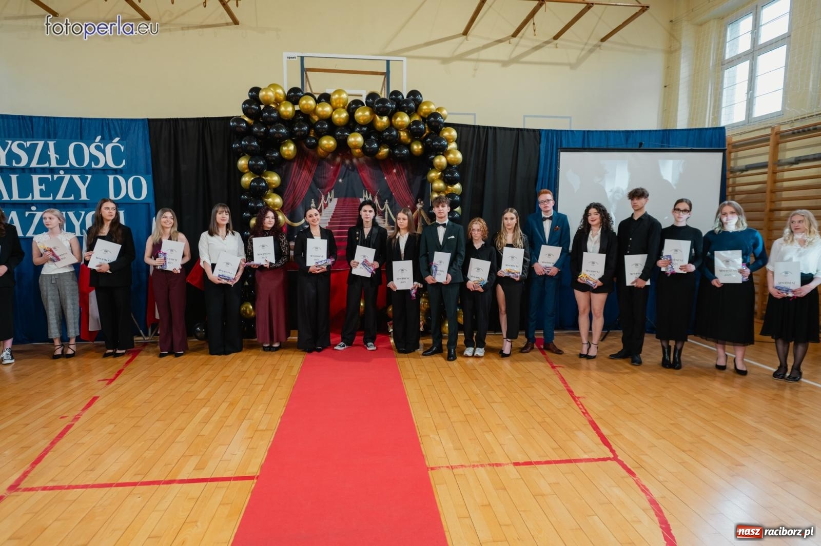 Zdjęcie w galerii na portalu naszraciborz.pl: II LO żegna swoich maturzystów. Są gotowi do podboju świata wiadomości z regionu