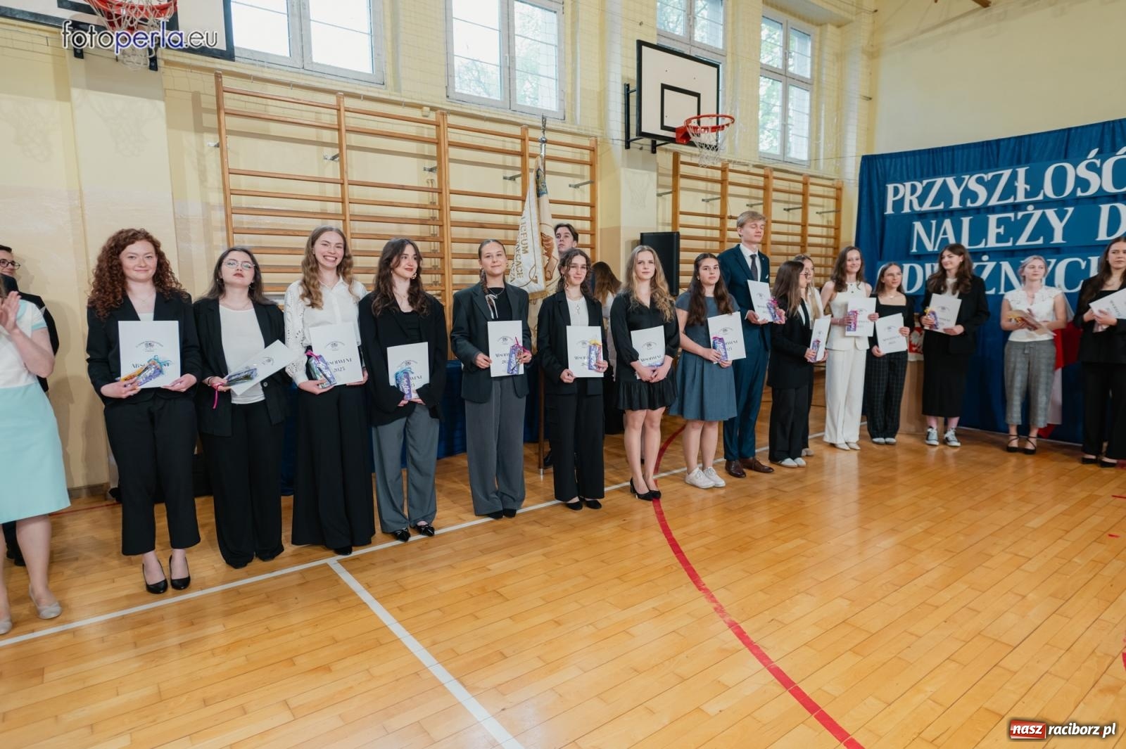 Zdjęcie w galerii na portalu naszraciborz.pl: II LO żegna swoich maturzystów. Są gotowi do podboju świata wiadomości z regionu