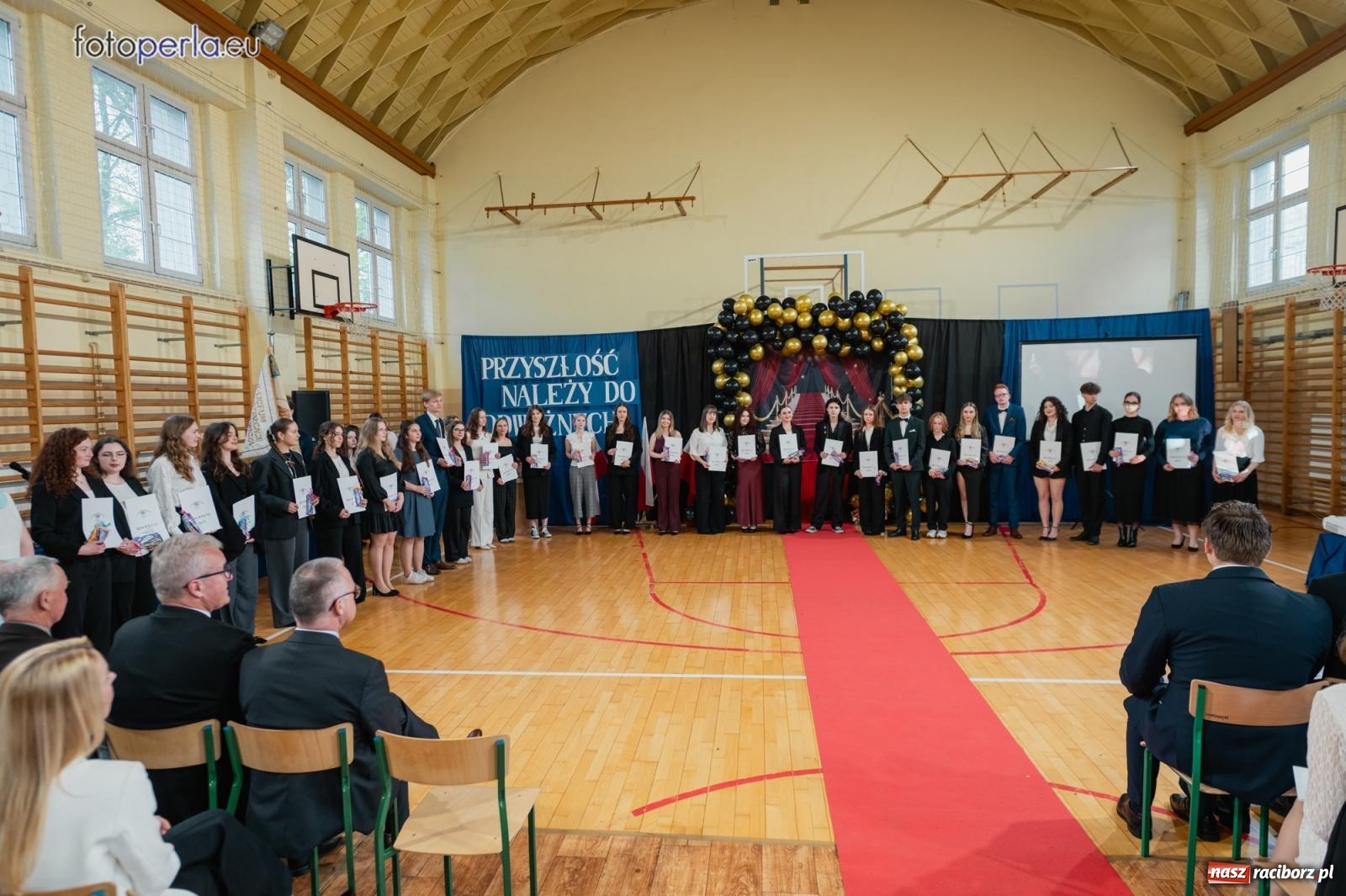 Zdjęcie w galerii na portalu naszraciborz.pl: II LO żegna swoich maturzystów. Są gotowi do podboju świata wiadomości z regionu